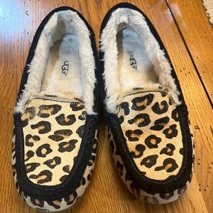 UGGS womens size 7 leopard house shoes/slippers